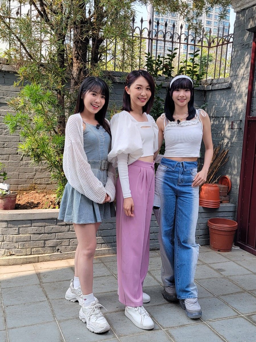 女团Lolly Talk成员阿蛋与MeiMei为HOYTV新节目《香港奇则3》录影