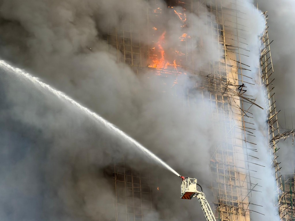 大埔宏福苑宏昌閣發生四級火警，消防到場升起雲梯灌救。曾志恒攝
