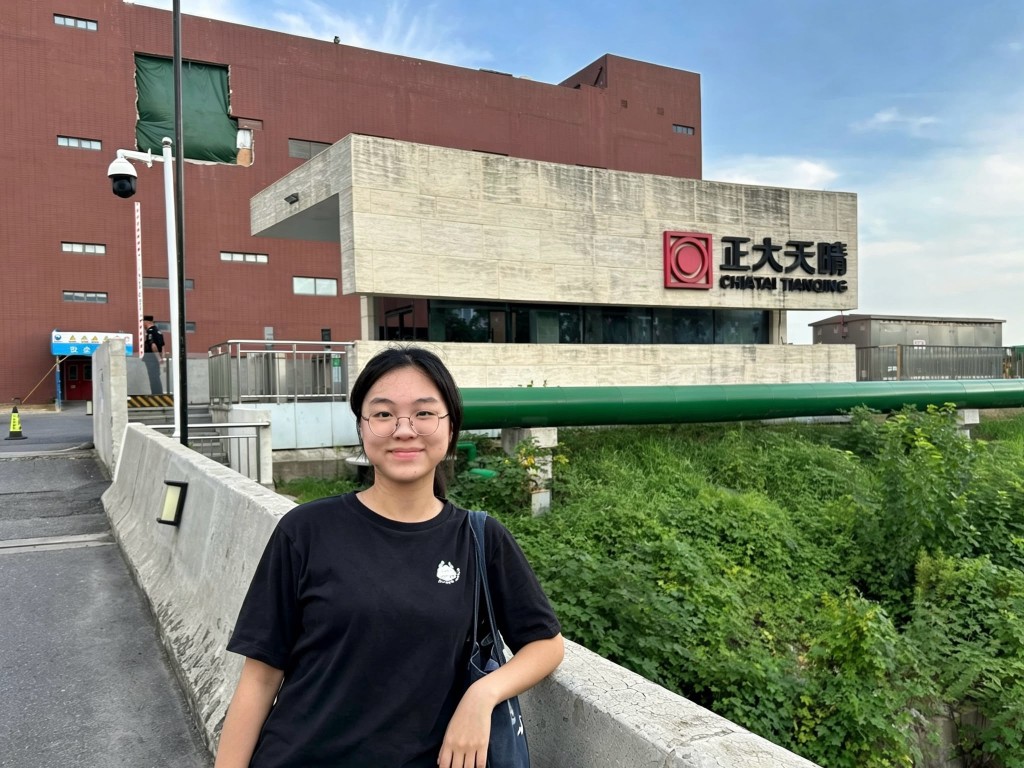 香港中文大學生物化學系四年級學生容雅芝,今年同樣透過「民青局企業內地與海外暑期實習計劃」遠赴南京,加入「中國生物製藥有限公司」參與前線生物藥研發。(受訪者提供) 香港中文大學生物化學系四年級學生容雅芝,今年同樣透過「民青局企業內地與海外暑期實習計劃」遠赴南京,加入「中國生物製藥有限公司」參與前線生物藥研發。(受訪者提供)