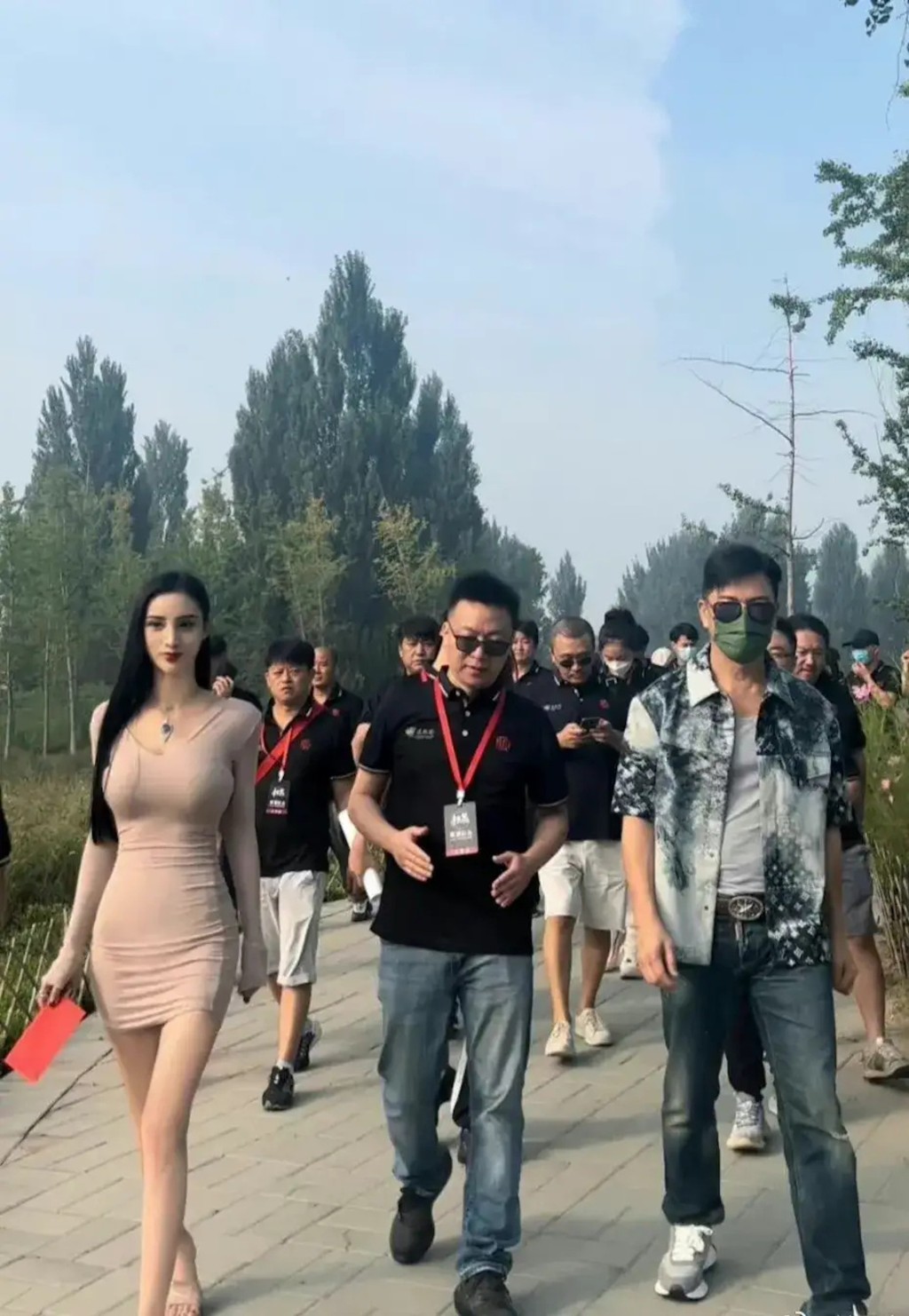 呂良偉上月他出席新片《疾速反擊》開機儀式，有網民在當日的照片中發現一名美女在相中相當搶眼。