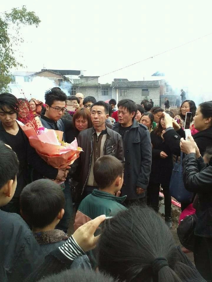 赵代富与被拐走18年的儿子团聚。 赵代富与被拐走18年的儿子团聚。