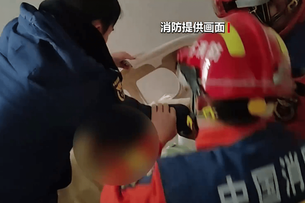 徐州消防卡在塑胶矮櫈的女童。 