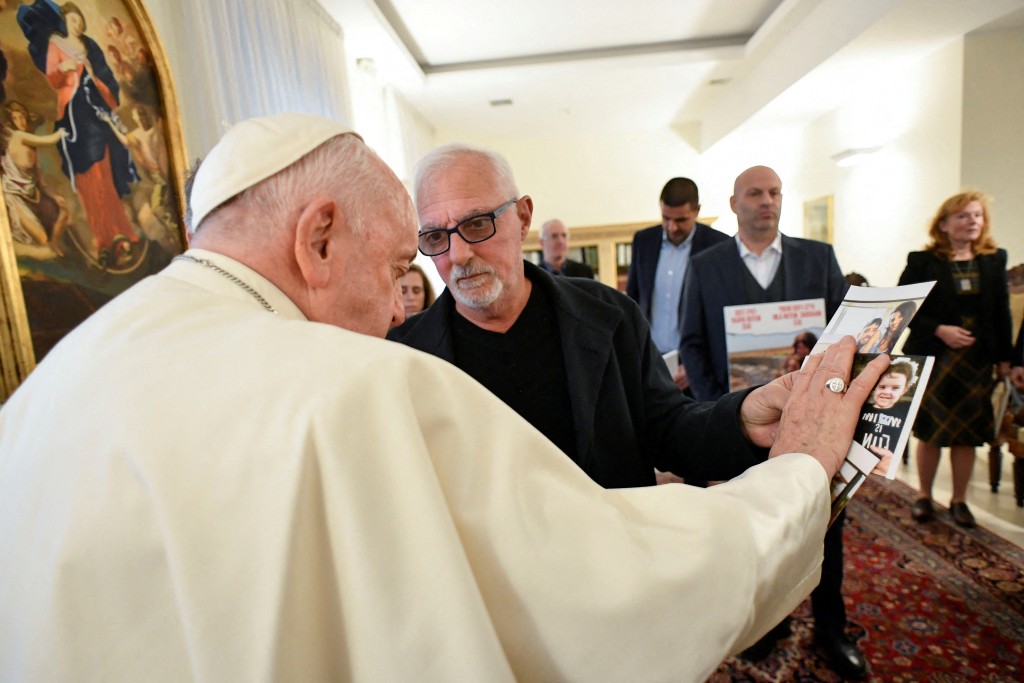 教宗和以色列人質家屬見面。　路透社