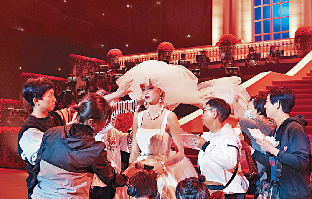 ■梅姐最後個唱場景,梁樂民專登安排最尾拍配合那份離愁別緒。