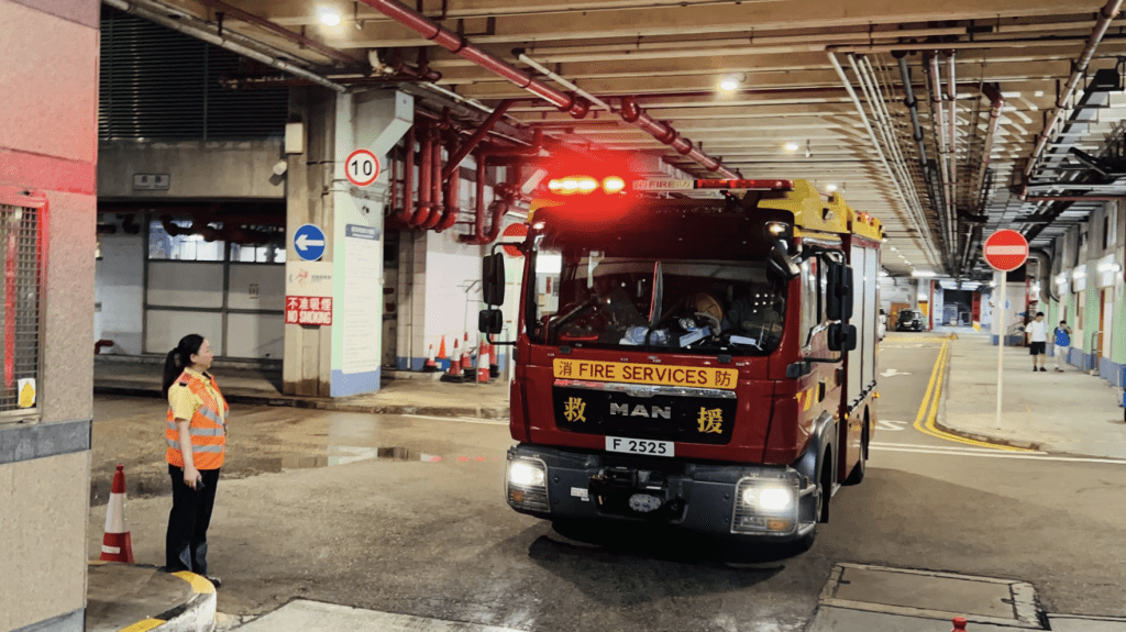 港鐵九龍灣車廠周五凌晨發生火警，消防到場灌救。蔡楚輝攝