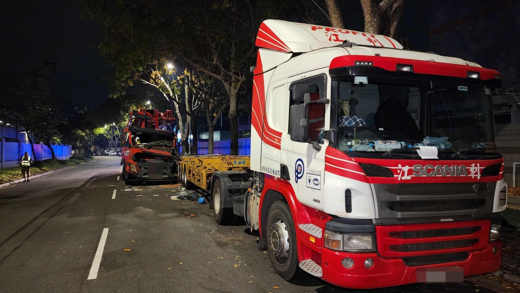 元朗左軚石屎泵車撼40呎拖架 司機雙腳被夾 。黎志偉攝 元朗左軚石屎泵車撼40呎拖架 司機雙腳被夾 。黎志偉攝