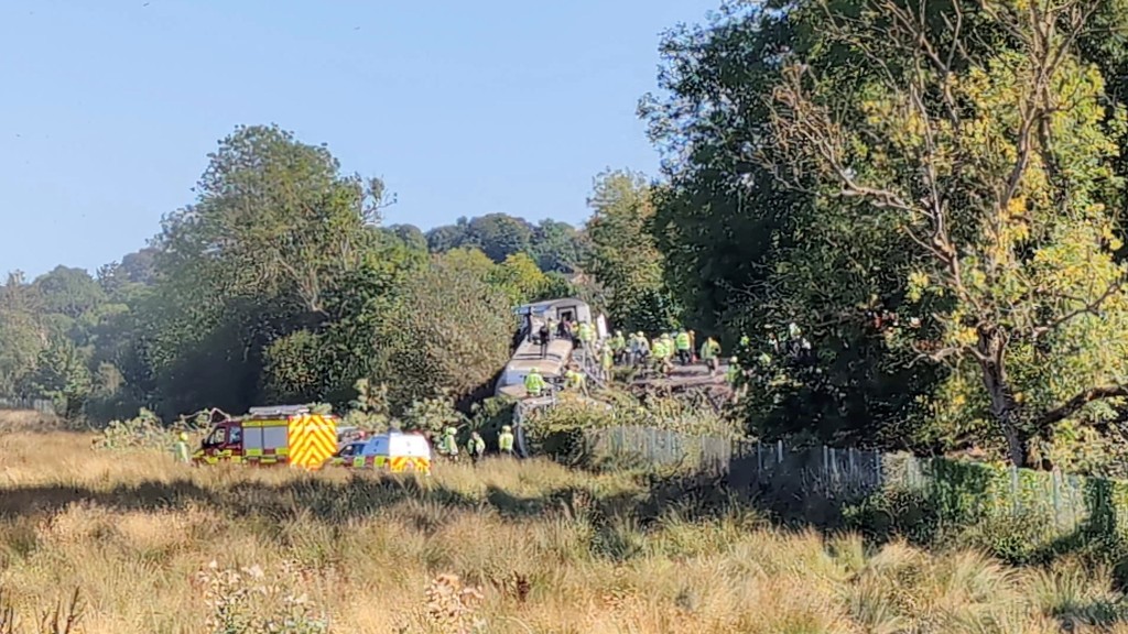 现场是海沃兹希思与刘易斯之间的铁路区间，周边是郊野田地。路透社