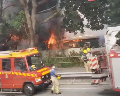 現場火勢一度猛烈，消防開喉灌救。香港突發事故報料區FB圖