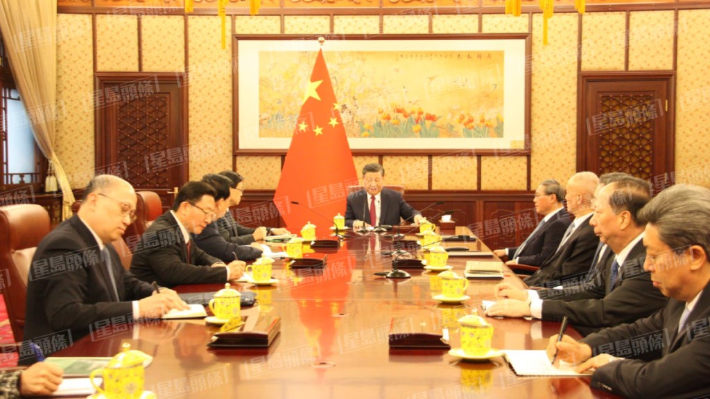 特首李家超上京述職,獲國家主席習近平及國務院總理李強一同接見,是史上首次。(張言天攝)