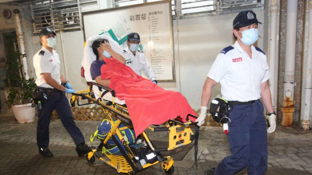 彩霞邨護老院女職員與同事打架 受傷倒地送院。尹敬堂攝