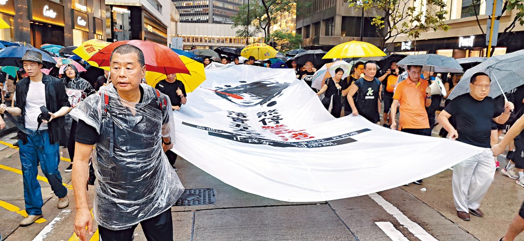 ■黎智英等七人因前年參加八月十八日集會遊行，被裁定非法集結罪成。