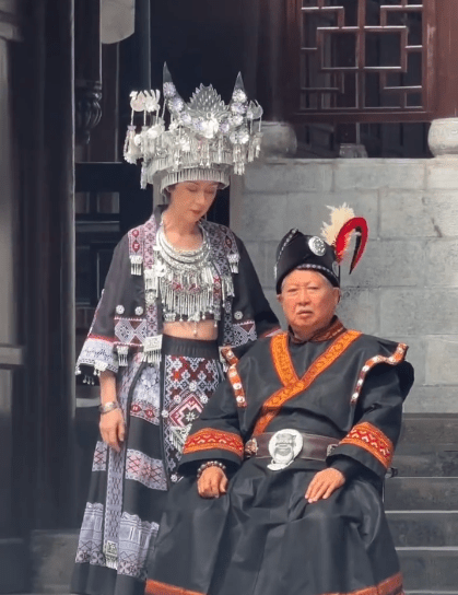 洪金寶早前到內地商演，於酷熱下穿厚衣，辛苦到面露痛苦表情。