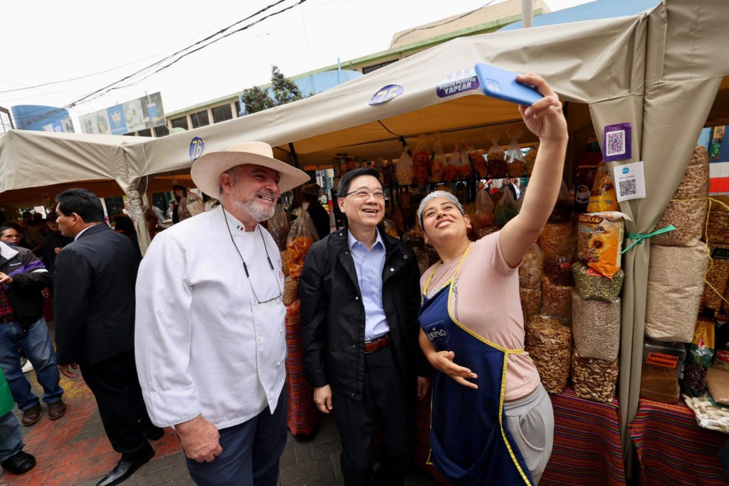 李家超品嚐地道美食、了解當地食品。（李家超fb圖片）