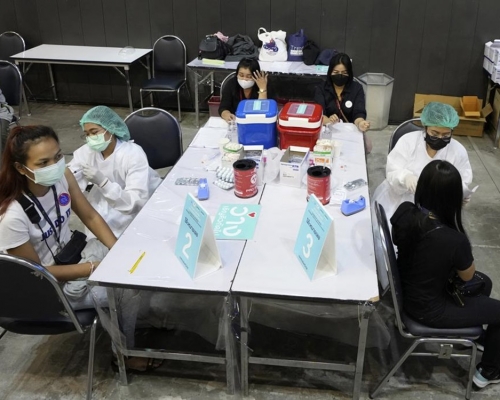 泰國政府明天開始放寬5種場所防疫規定。美聯社圖片