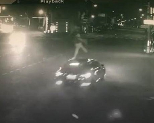 男童遭衝黃燈汽車撞飛10米亡。網上圖片
