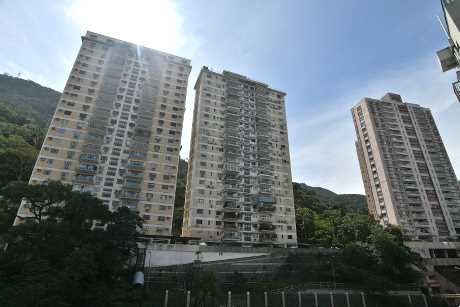 單位外連露台，望寶珊道樓景及附近山景。