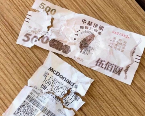 三倍券及中獎彩票被撕開「分屍」。fb