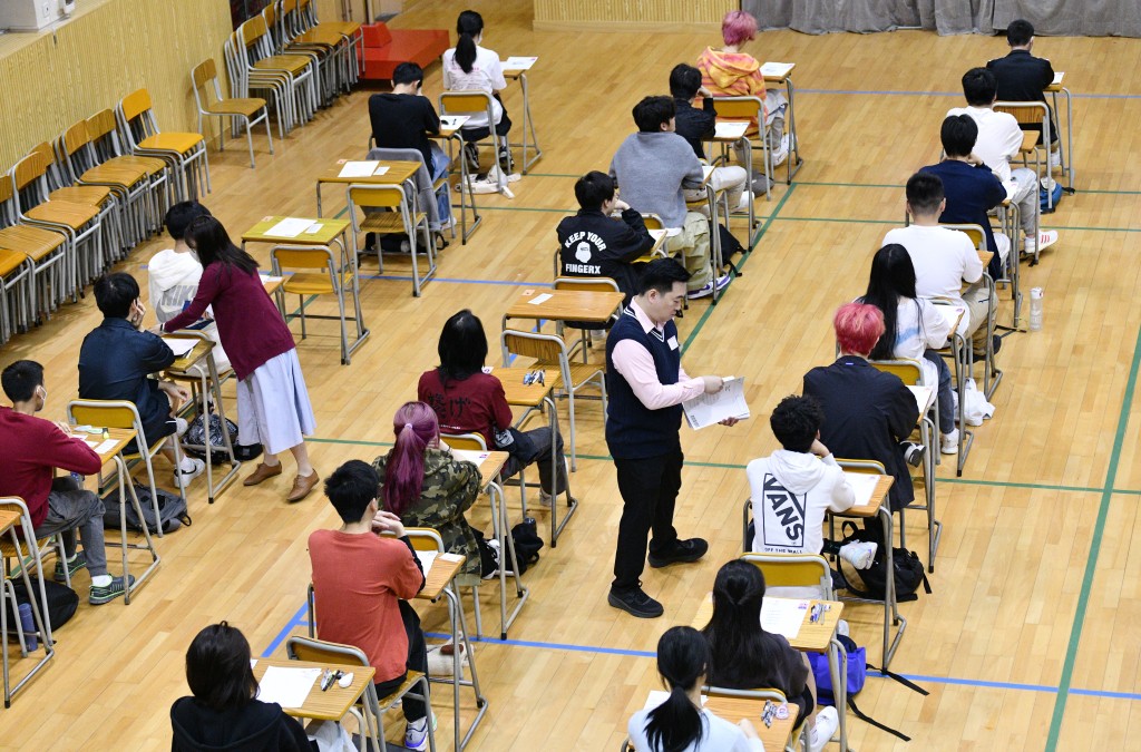 他建議考生在放榜前應認真且客觀地檢視自己在文憑試中的表現，並作好三手準備。