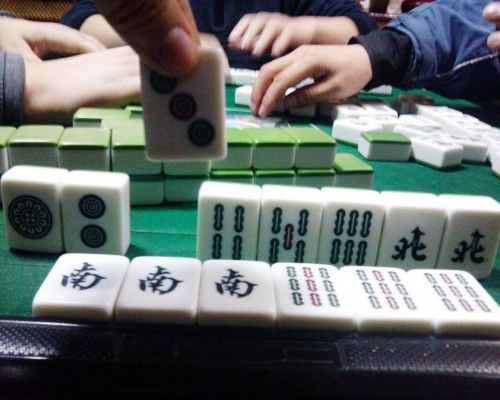 武漢警指人均賭資不滿1000人民幣,或親友打牌即屬於「麻將娛樂」。資料圖片