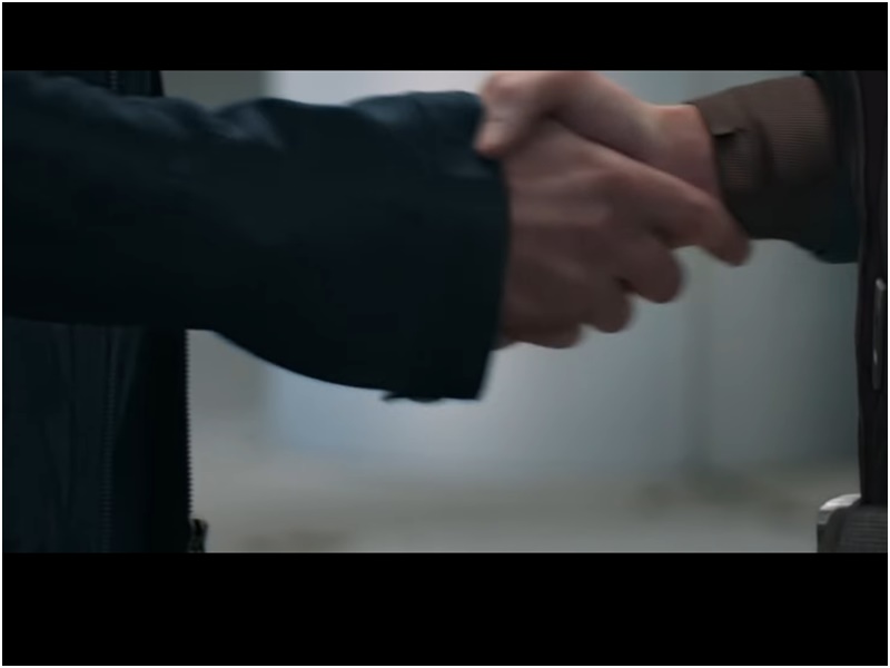 鐵甲奇俠及美國隊長的世紀握手。影片截圖