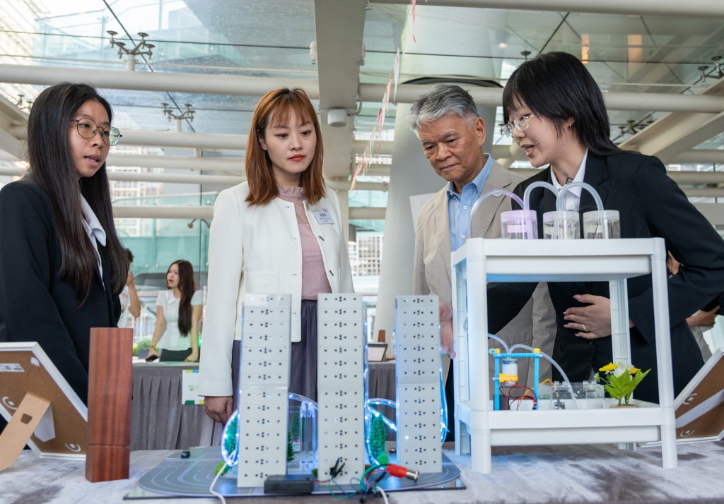 創新科技及工業局副局長張曼莉和港燈董事總經理鄭祖瀛，參觀和了解入圍 隊伍如何結合創意和科技，實踐節能減碳。