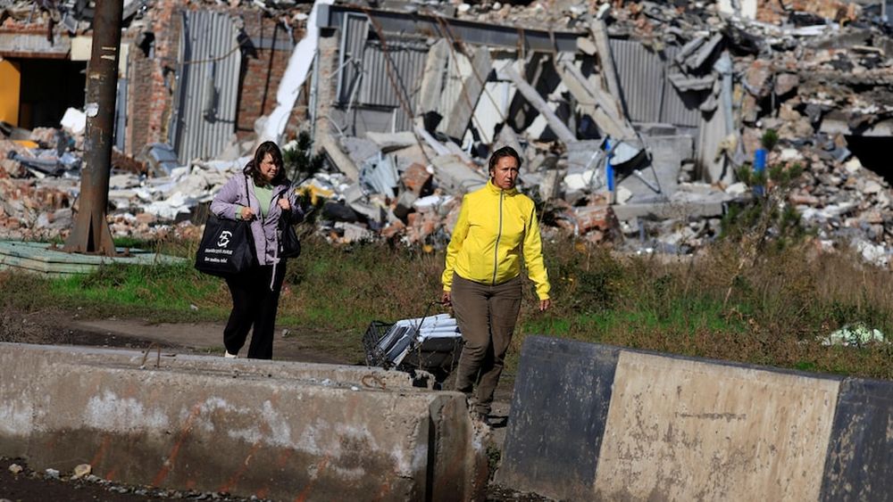 居民走過巴赫穆特一座在俄羅斯軍隊和烏克蘭軍隊之間的戰鬥中倒塌的被毀建築。路透社