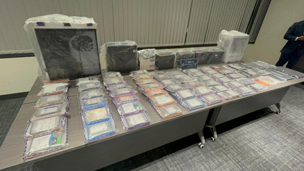 警方共檢獲24部智能電話、3部平板電腦、11部電腦及53個外置儲存裝置。