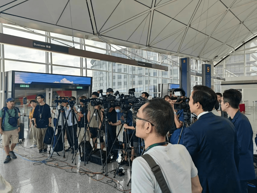 國產客機C919首個跨境商業包機從上海飛赴香港，大批傳媒採訪。 上觀新聞