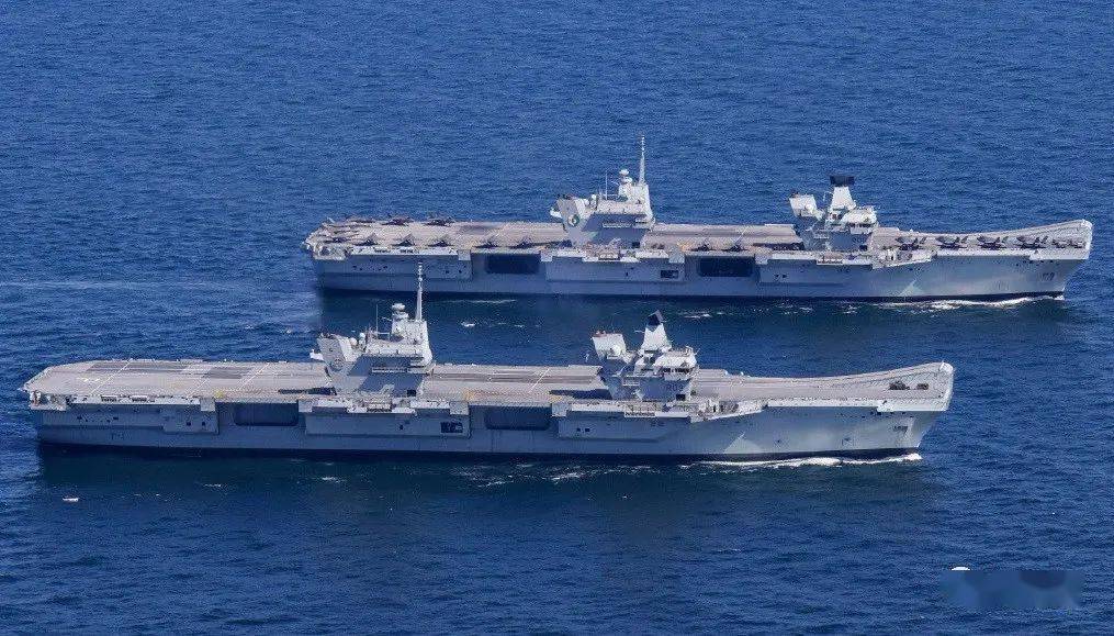 2021年5月,擁有艦載機的「伊麗莎白女王」號（遠處）和尚在海試的「威爾士親王」號組成雙航母編隊。