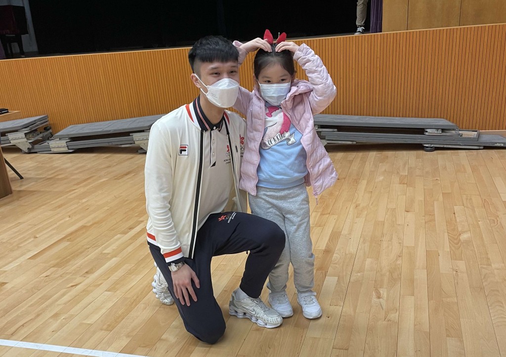 小朋友找蔡俊彥合照。黃埔宣道小學圖片