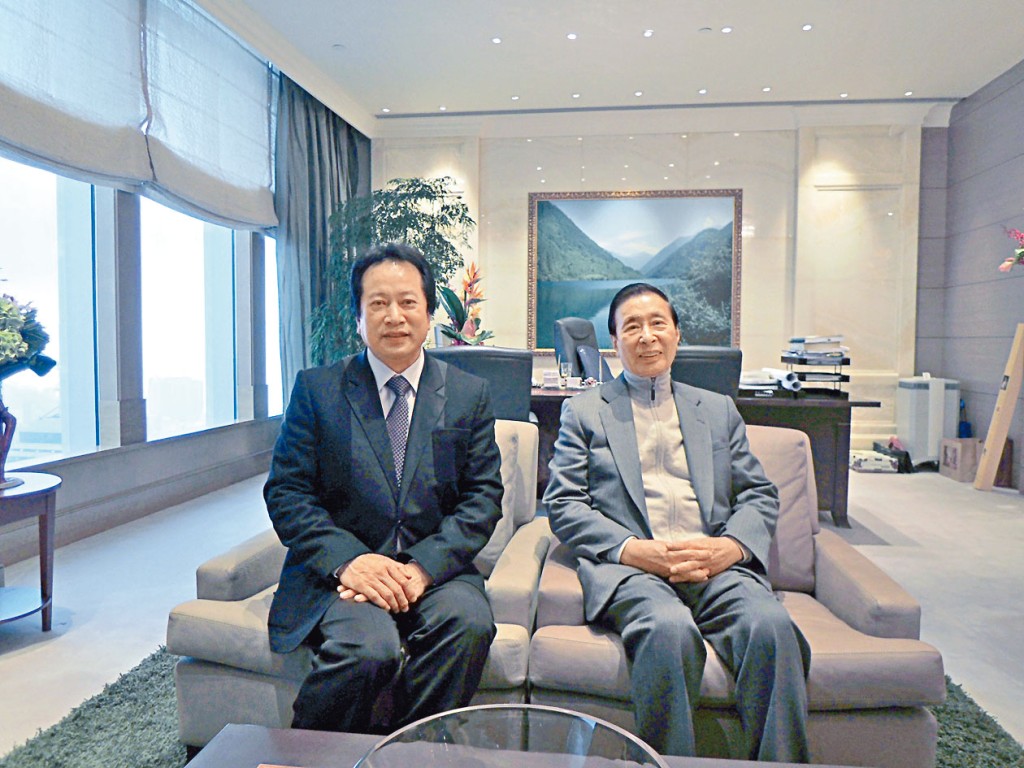 區永華與恒基四叔李兆基稔熟,兩人攝於中環國金辦公室。