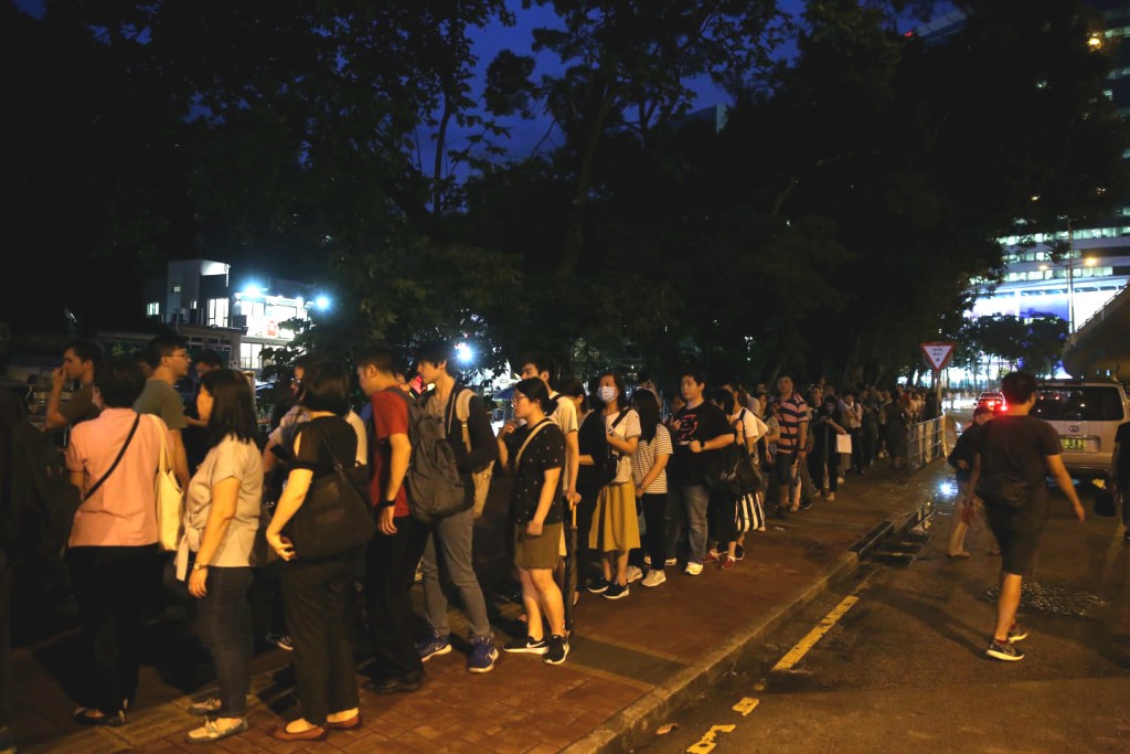 东铁线沿线车站都迫满乘客。