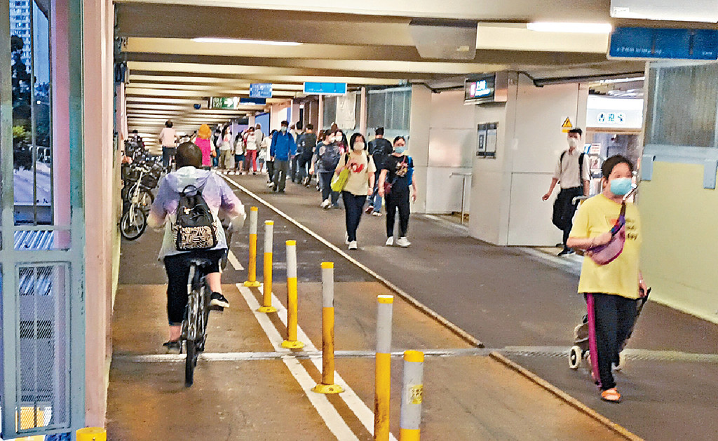 北區很多局民喜以單車代步，踩車到港鐵站轉車。