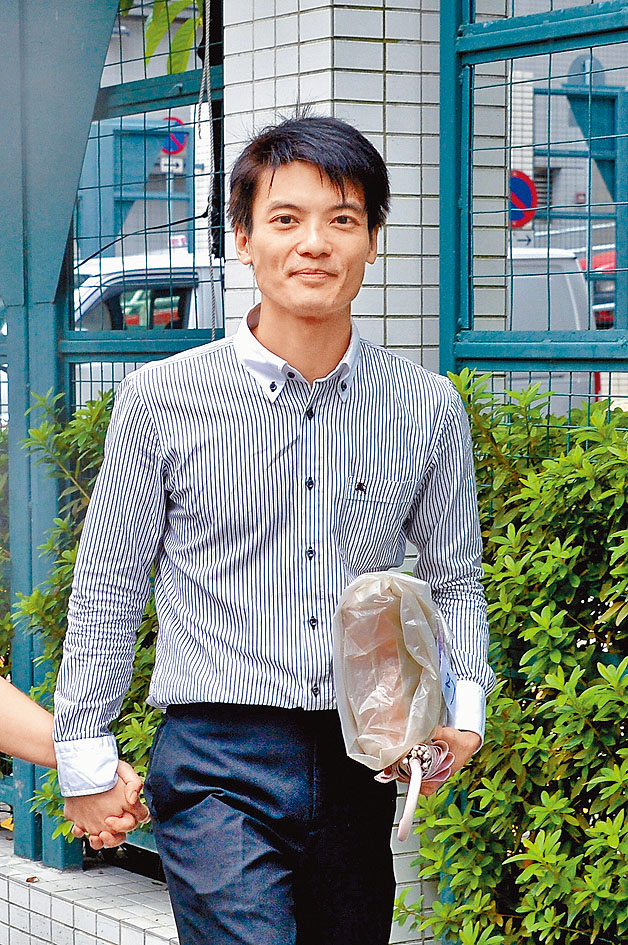 告霍褀昌背囊內被搜出數十張追債單張。