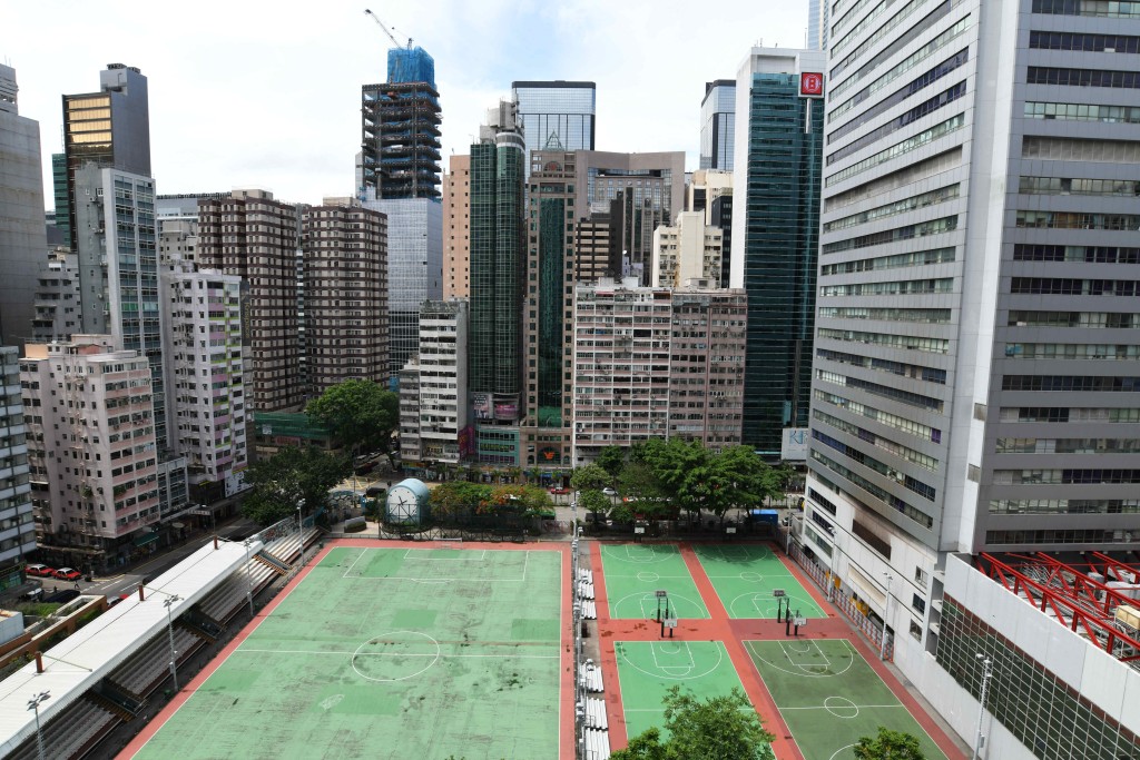 露台可外望修頓球場一帶樓景。