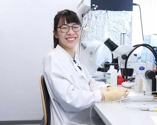 除野外近距離接觸動物昆蟲,Lai Ka還會埋首實驗室研究昆蟲大世界。