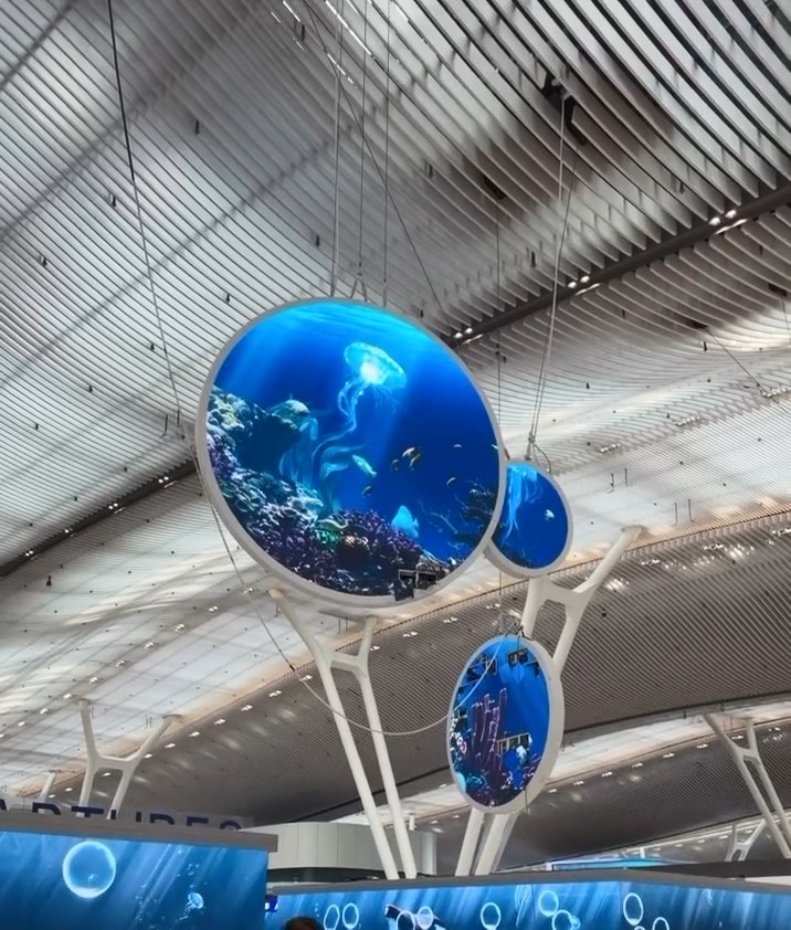 機場二號客運大樓離境大堂一個圓型電子顯示屏,由離地15米高位置下墜至8米。8_wddde68@Threads片段截圖 機場二號客運大樓離境大堂一個圓型電子顯示屏,由離地15米高位置下墜至8米。8_wddde68@Threads片段截圖