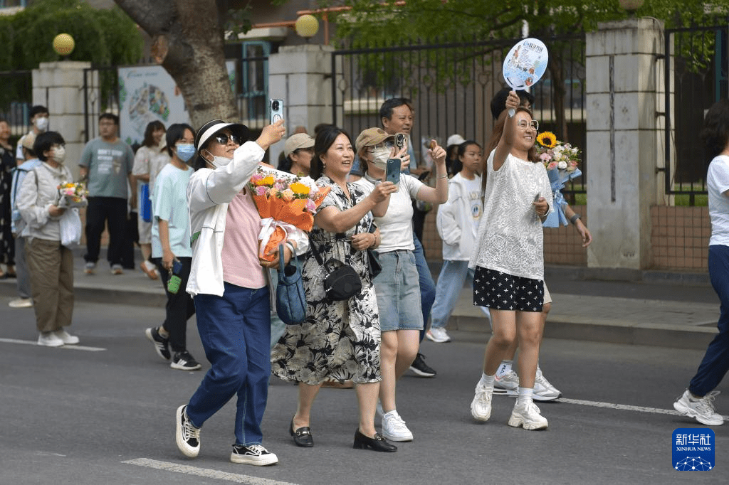 內地父母對參加高考的子女,會想方設法照顧及祝福。新華社 內地父母對參加高考的子女,會想方設法照顧及祝福。新華社