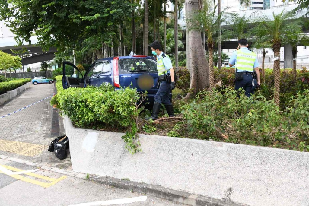 警方到場將司機救出送院。楊永亨攝