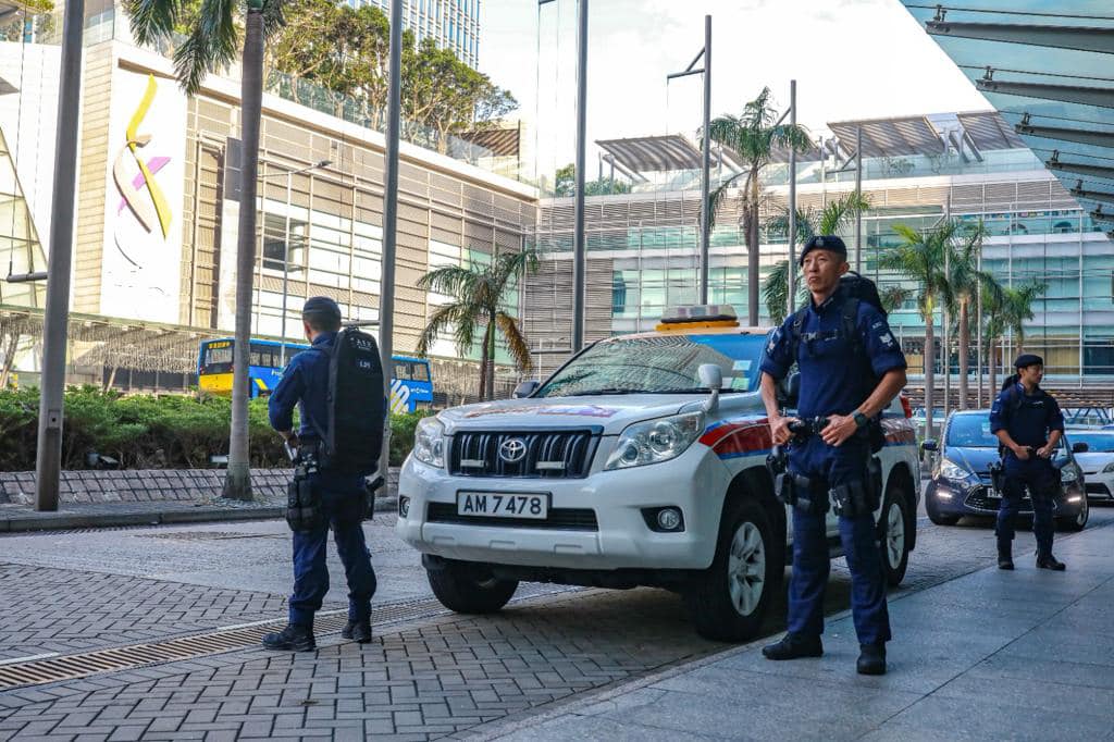 警方于投票日当天将在多区高姿态巡逻反恐。香港警察FB