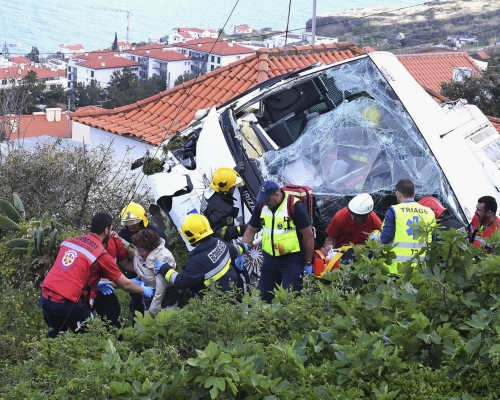 葡萄牙旅遊巴車禍增至29死。 AP圖
