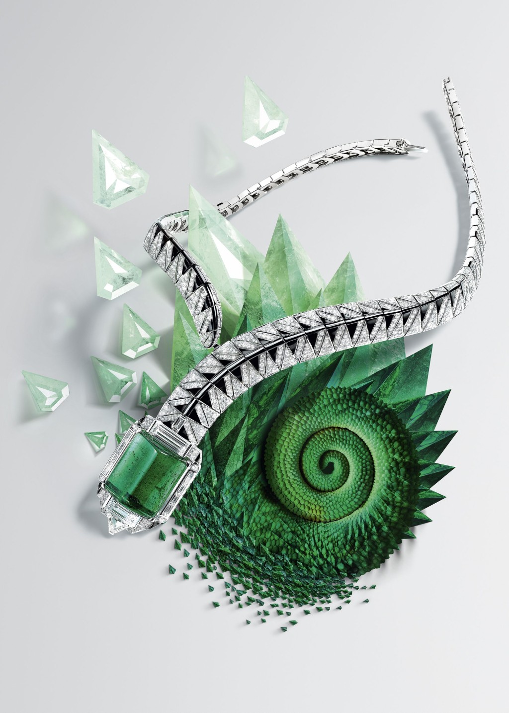 Opheis项链，以18K白金镶嵌一颗重53.94卡的长方形圆角切割尚比亚祖母绿、两颗共重5.42卡的长方形切割钻石、一颗重1.55卡的切角三角形切割钻石，另配以缟玛瑙、长方梯形切割及圆形明亮式切割钻石。