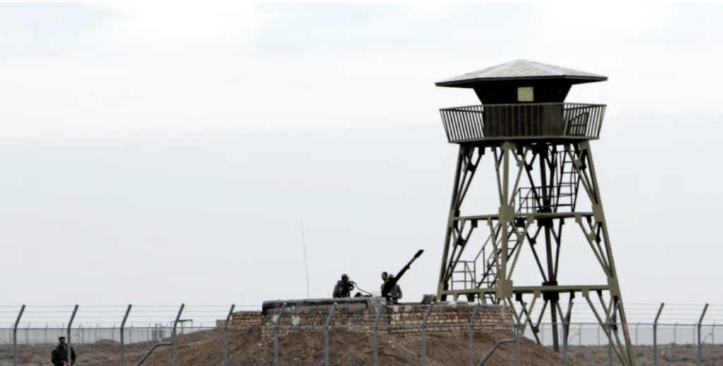 2006年3月9日，伊朗士兵在位于伊朗首都德黑兰以南322公里（200英里）的纳坦兹铀浓缩设施内站岗。路透社