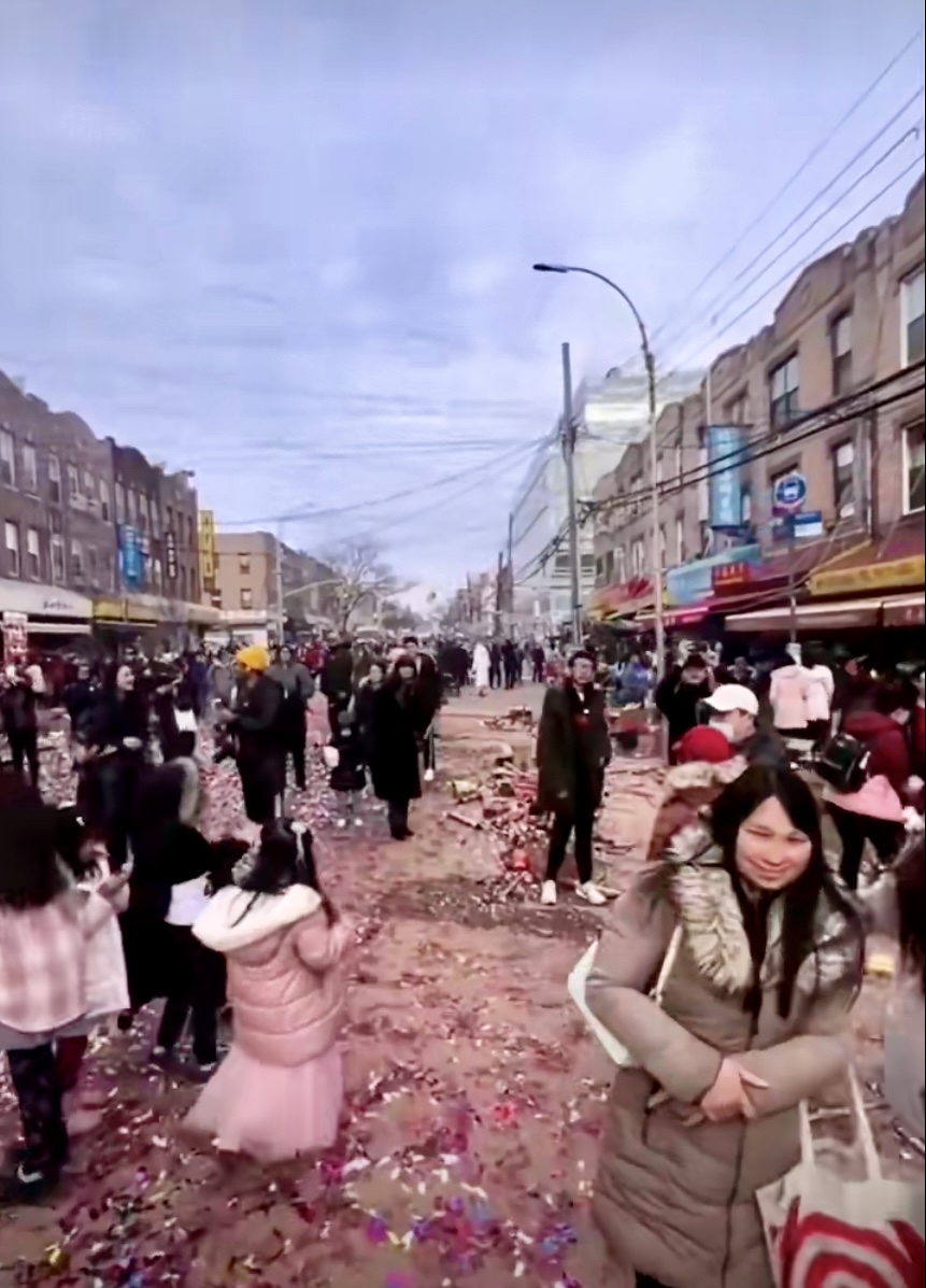 法拉盛华人庆祝农历新年，满地烟花爆竹碎屑，警察广播用中文叫人「回家」。 微博