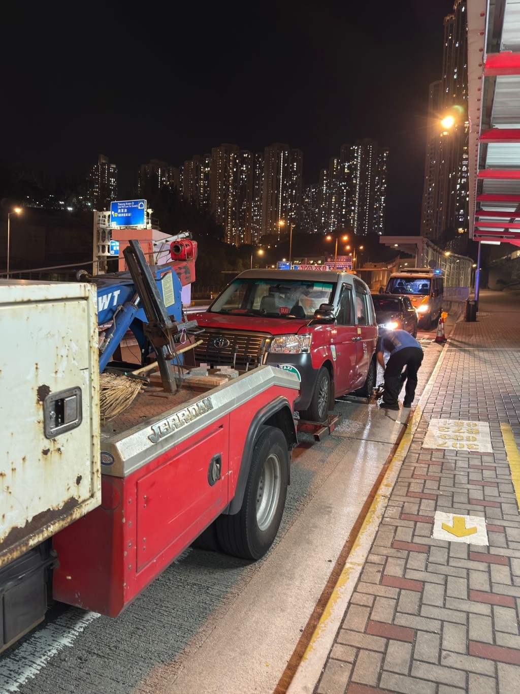 一輛涉案市區的士亦被警方扣留調查。警方圖片