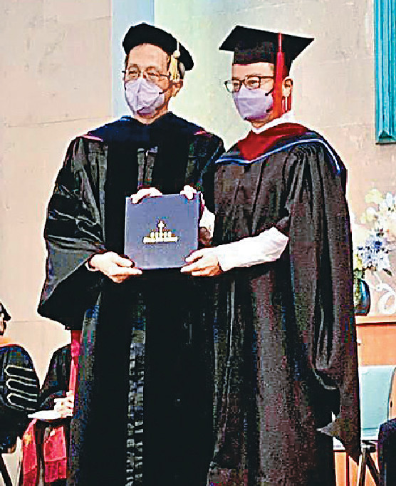 ■劉坤銘的婚姻及家庭輔導碩士畢業照。