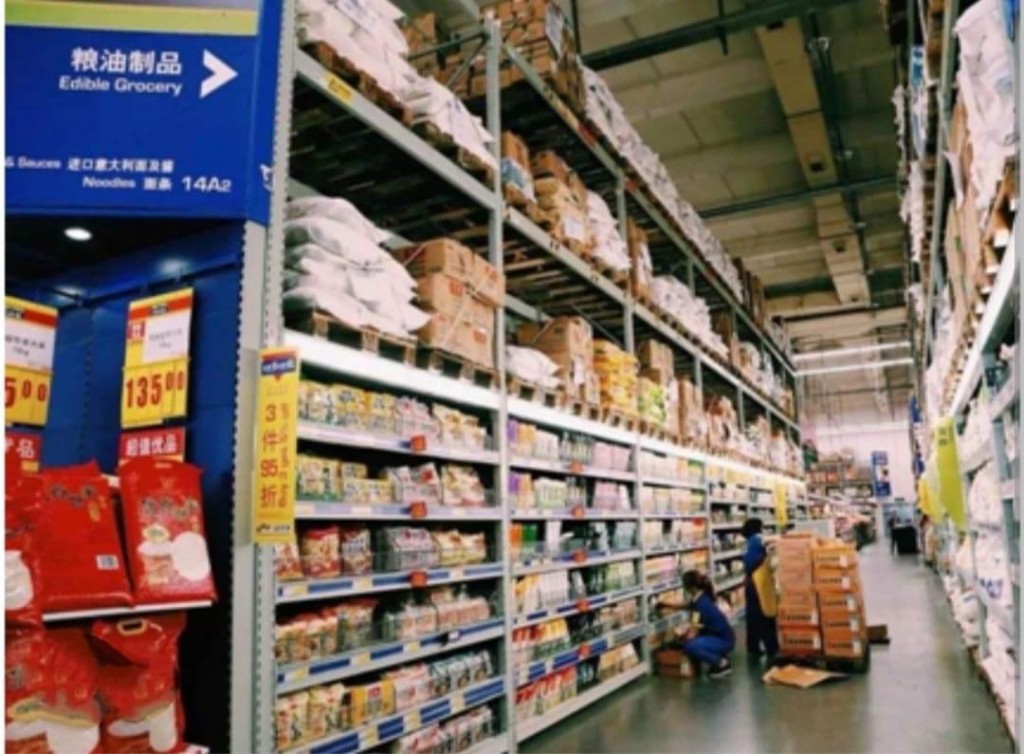 網民又大讚深圳麥德龍超市相比另一儲倉式超市毫不遜色，「賣嘅嘢差不多，唔係會員都可以入去」。