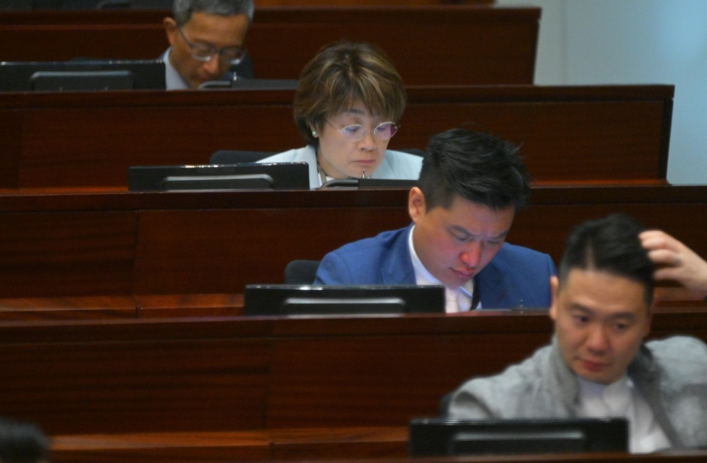 至於一眾大前輩都專心聽取「財爺」宣讀，但都有人低頭看電話或電腦等。