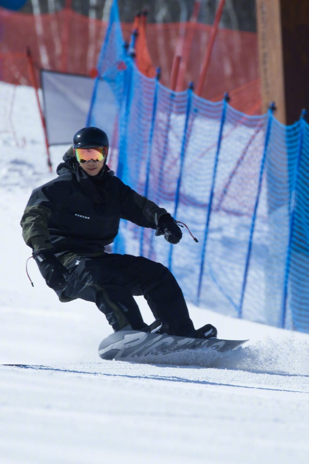 跟全國冠軍有得揮，陳偉霆被讚滑雪小天才。