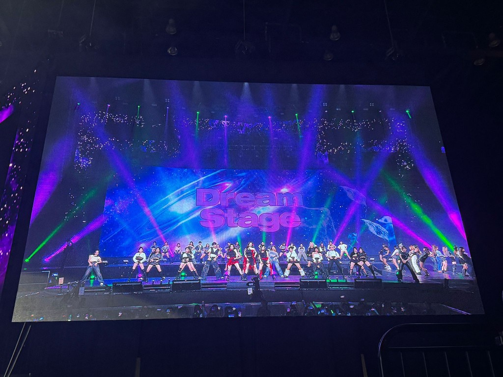 aespa與獲選的超過50名粉絲一起同台表演大熱歌曲《Next Level》。